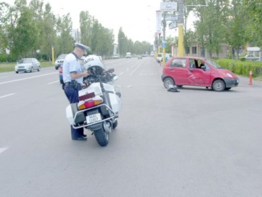 Poliţist pe motocicletă, accidentat de un beţiv, în timp ce se deplasa la un accident